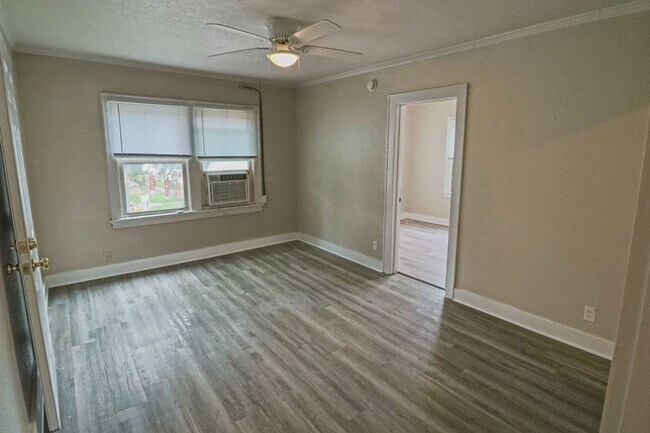 Building Photo - 306 E Pine St