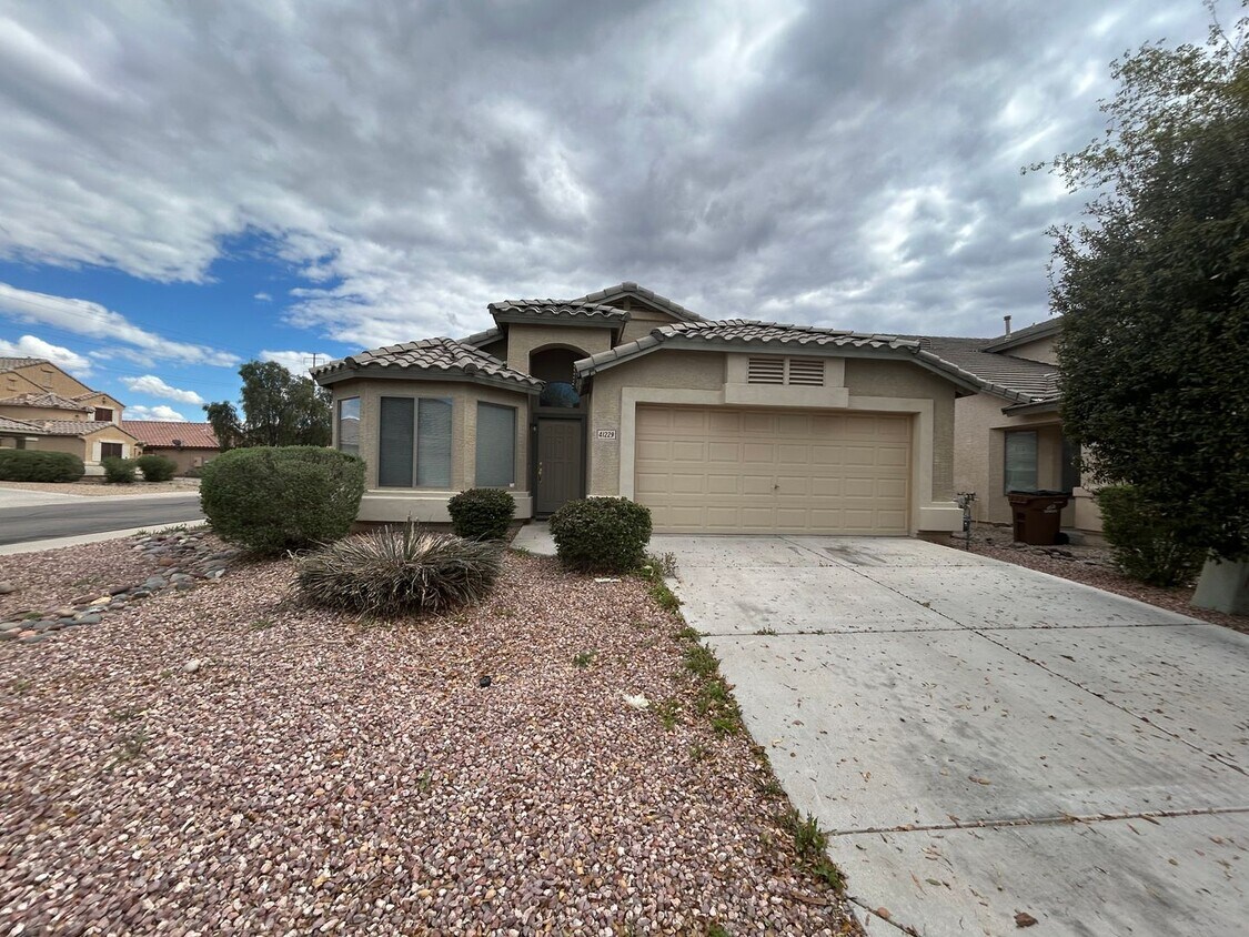 Foto principal - 3BR/2 bath Maricopa home on corner lot