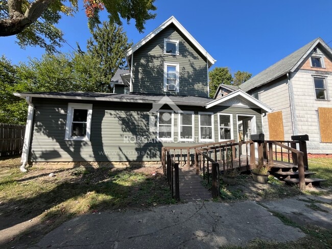 Building Photo - 427 S 12th St