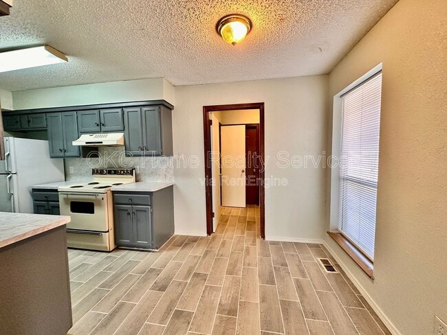Building Photo - 8712 Rayburn Ave
