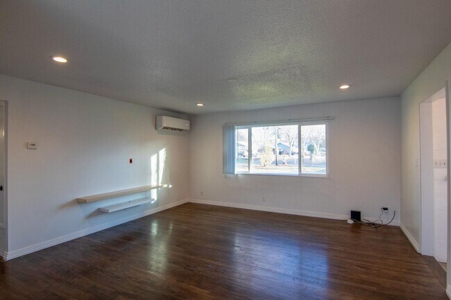 Foto del edificio - South Redding Duplex with Many Perks!