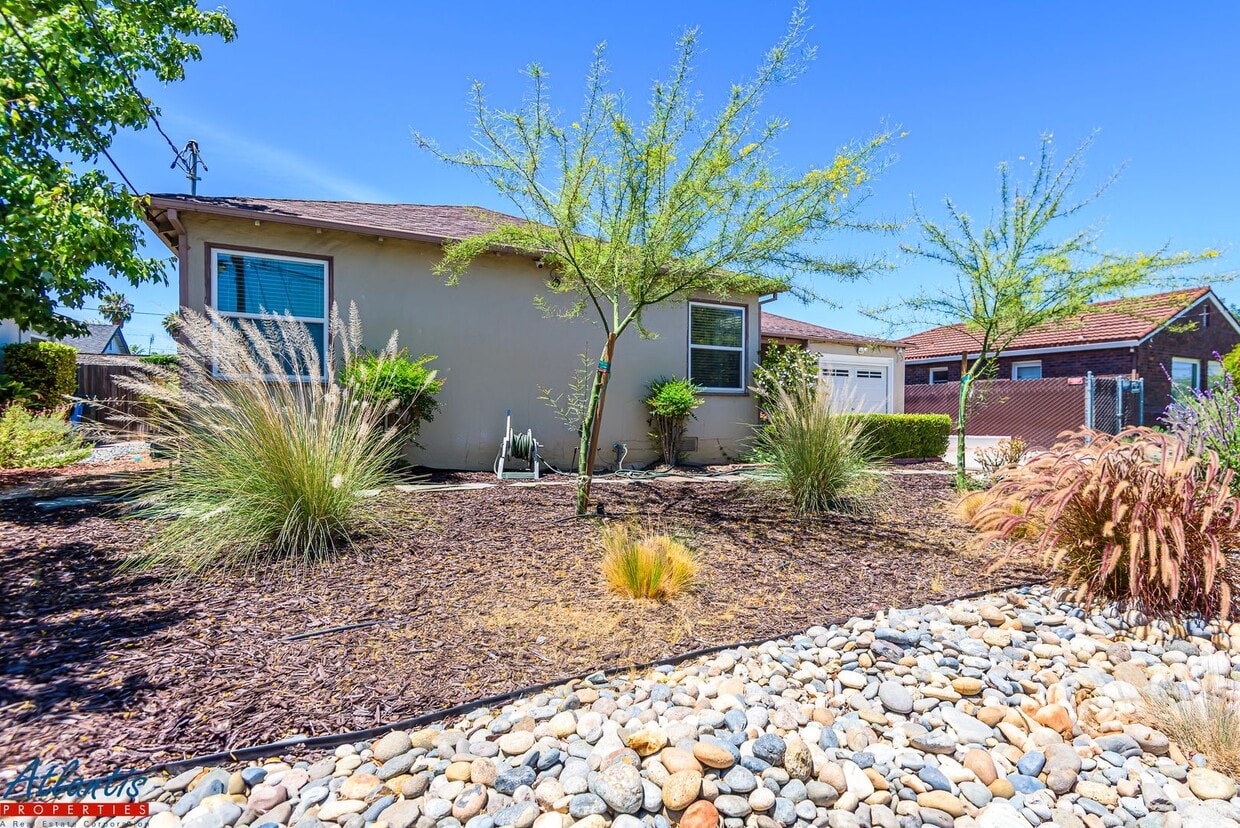 Primary Photo - Lovely Home | Gorgeous Yards | A/C