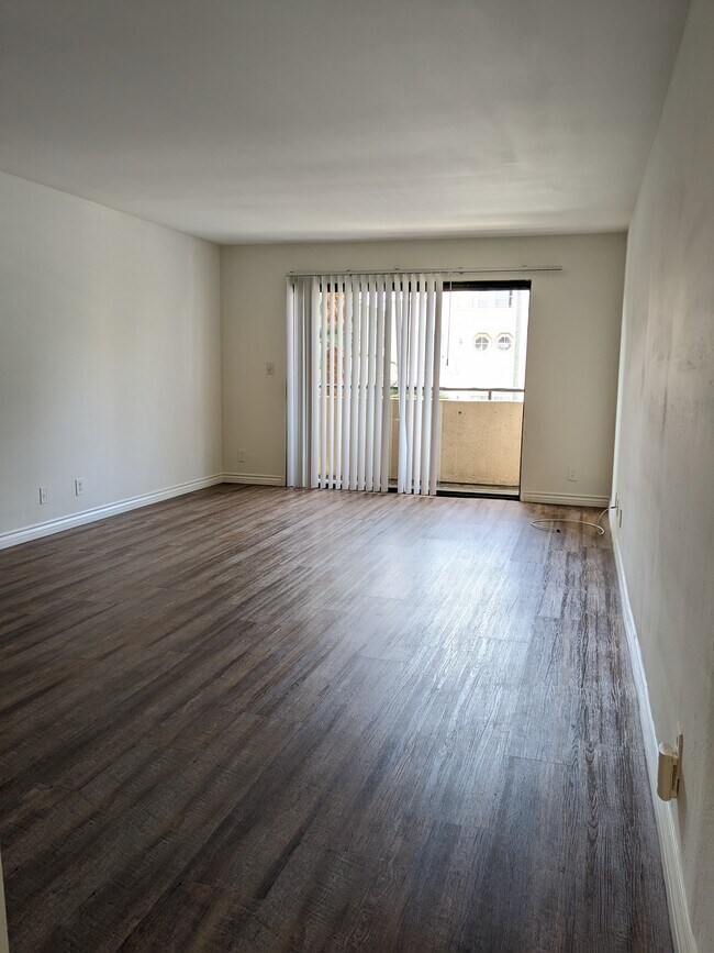 Building Photo - 326 S Manhattan Pl