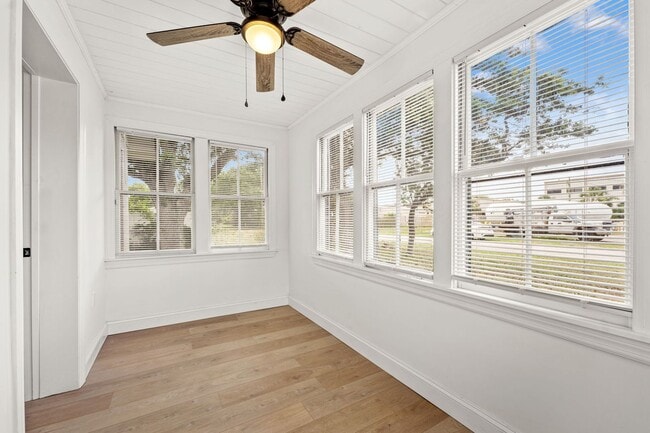 Building Photo - 2 Bed 1.5 Bath Jax Beach - Walk to the Beach- Newly remodeled