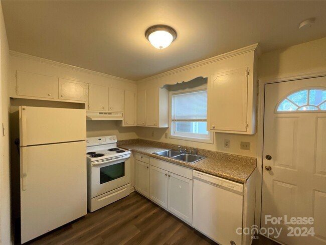 Foto del edificio - 1613 N Sharon Amity Rd