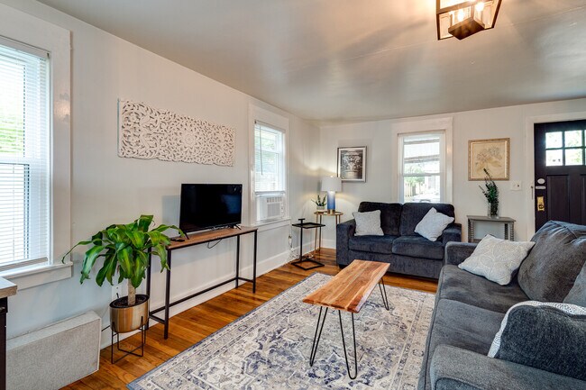 LIving Room - 1517 N Limestone St