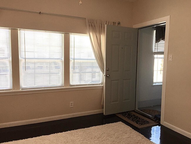 Building Photo - 3415 La Branch St