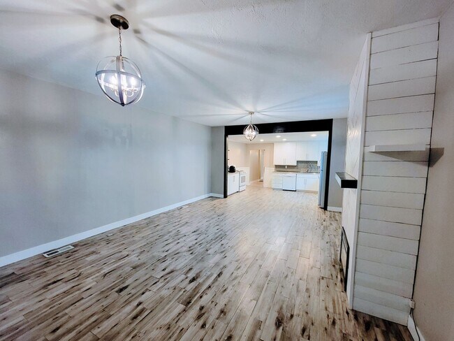 Building Photo - AMAZING Midvale Home in perfect central location!