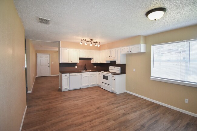 Kitchen - 2206 Lova Dr