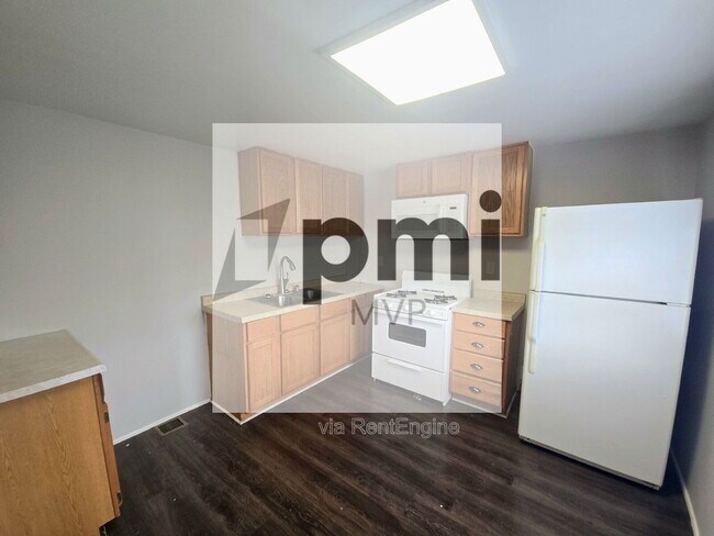 Foto del edificio - 2222 Maureen Blvd S