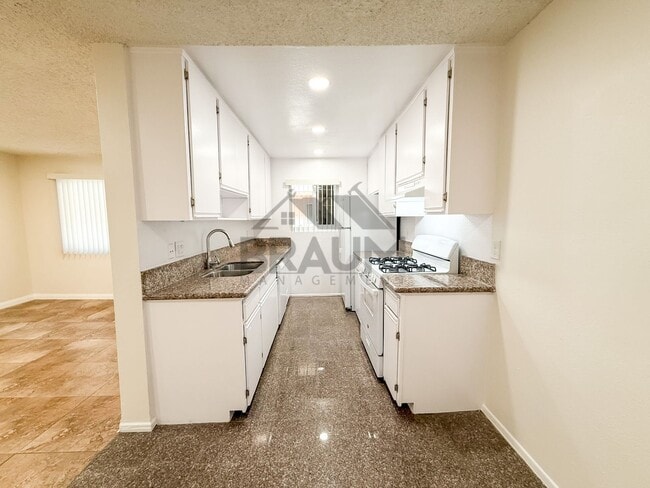 Building Photo - 221 W Elm Ave