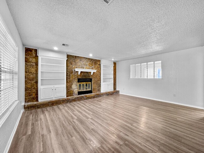 Foto del edificio - 2422 Ripple Creek Ln