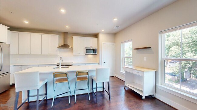 Building Photo - Gorgeous Two-Bedroom Condo in DC!