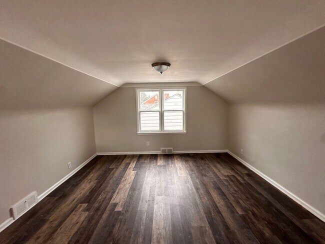 Building Photo - Recently renovated 3 bedroom 1 bathroom property on the Eastside!