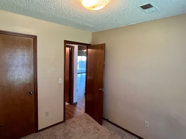 Building Photo - Cozy 3-Bed 2-Bath in Edmond