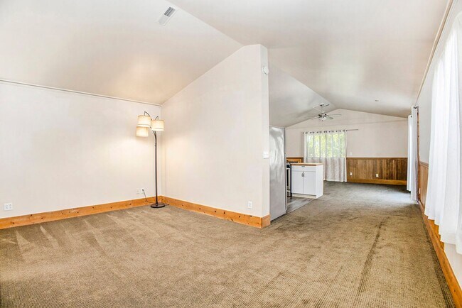 Building Photo - 1725 Lincoln Ave