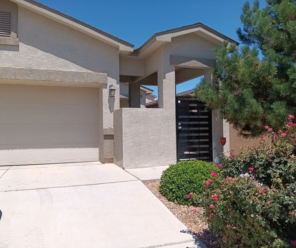 Foto principal - Beautiful 3 Bedroom 2 Bathroom home! Showi...