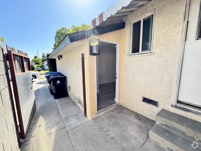 Building Photo - 9490 Obeck Ave