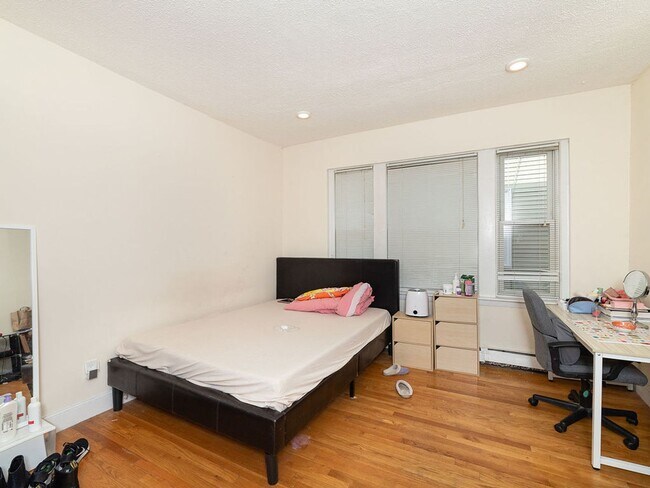 Foto del edificio - Allston 4 Bed – 1,250 Sq Ft – Heat Included – Top Floor – 9/1