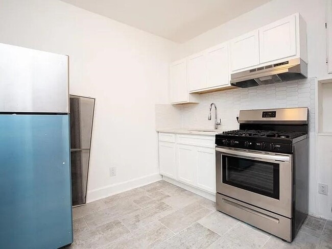 Building Photo - 733 Hudson Ave