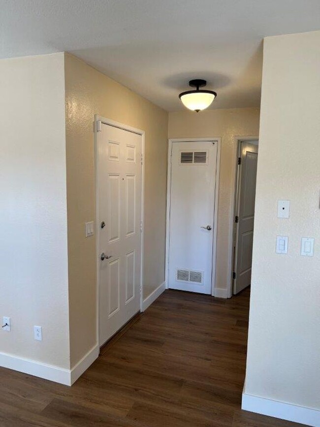 Building Photo - Remodeled 1 Bedroom Condo Fairfield *Star ...