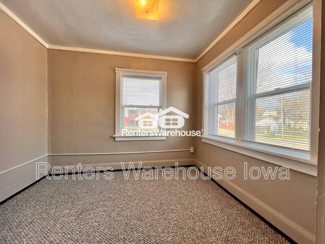 Building Photo - 610 N Buxton St