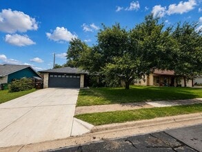 Building Photo - 1704 Foxfire Dr