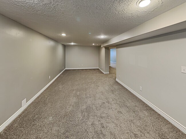 Building Photo - 2044 E 7550 S