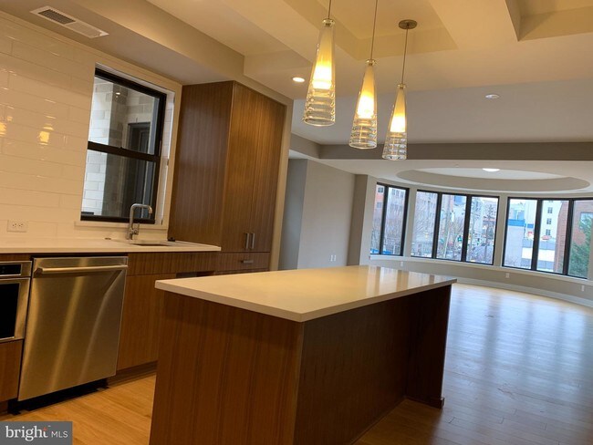 Foto del edificio - 8302 Woodmont Ave