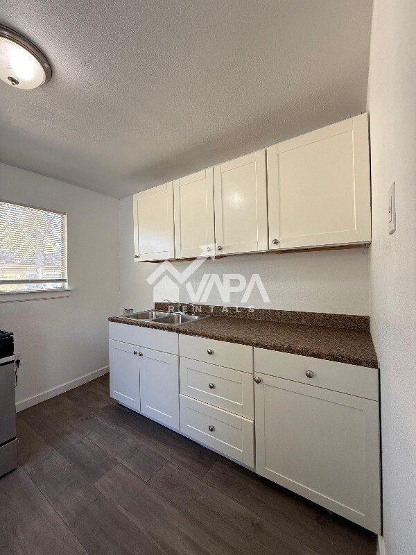 Building Photo - 135 E Burcham Ave