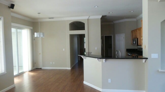 Building Photo - Vacation where your live!