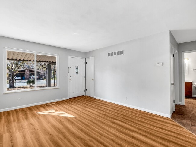 Building Photo - 106 Britanna Dr