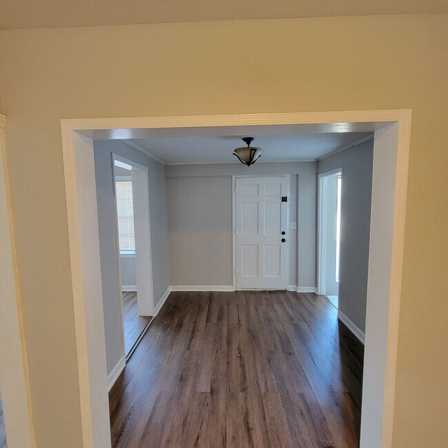 Foto del edificio - Roomy Cute Brick Ranch