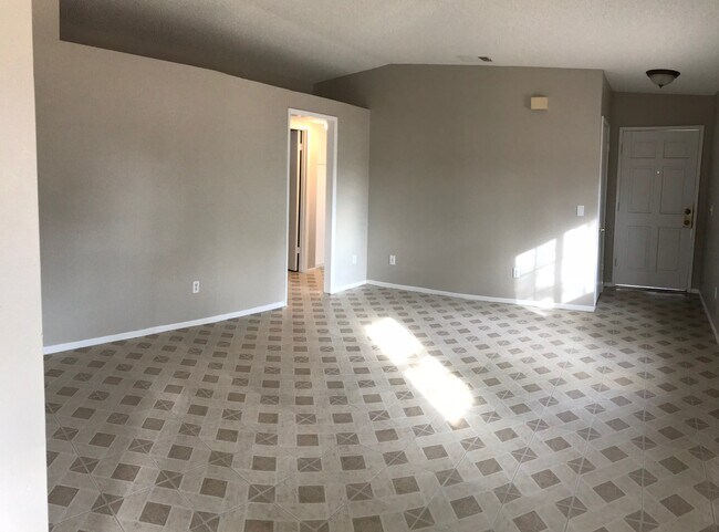 Sala de estar - Vista desde el comedor - 15756 Meseta Rd