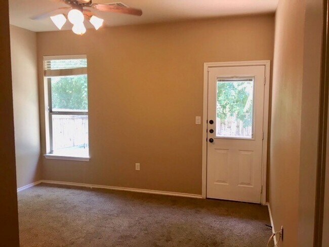 Foto del edificio - Availabe Now! Nice 3 Bedroom Duplex located in New Braunfels!