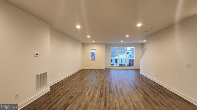Building Photo - 3088 Egreton Rd