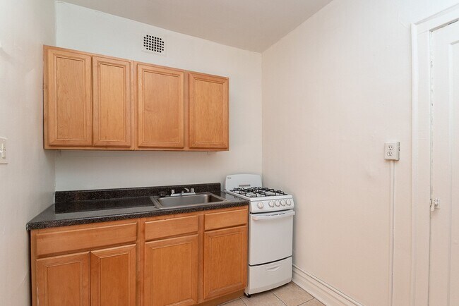Building Photo - 4826 N Damen Ave