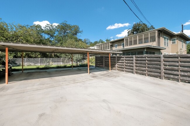 Foto del edificio - **442 East Huisache Ave.