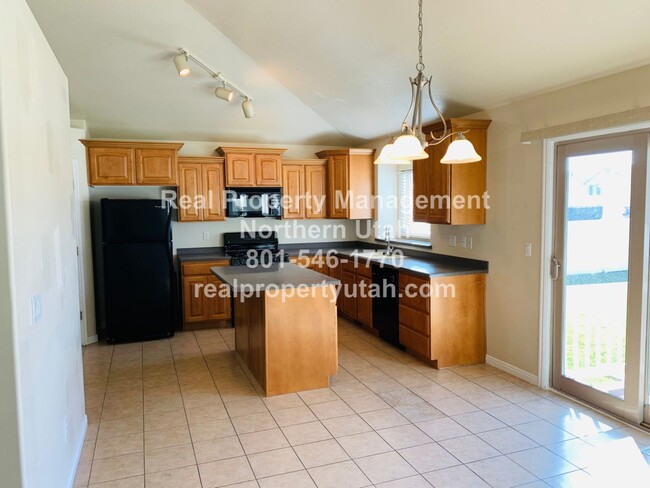 Foto del edificio - 3 Bedroom 2 Bath Home in Roy Now Available!