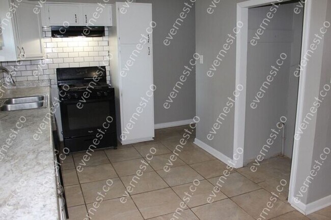 Building Photo - 3 BED & 1.5 BATH / PET-FRIENDLY / S8 ACCEPTED