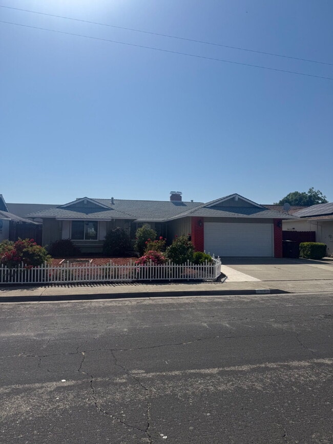 Building Photo - Charming 4 bedrooms and 2 full bathrooms L...