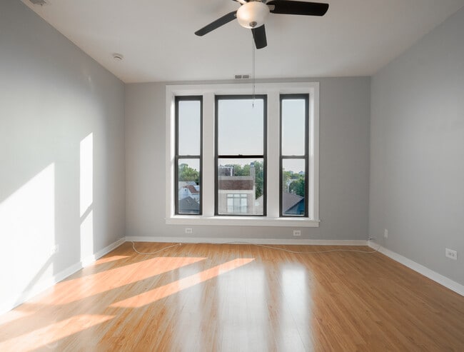 Foto del edificio - 2418 N Clybourn Ave