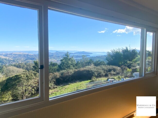 Building Photo - PRIVATE AND QUIET 4 br/2 ba HOME with Stun...
