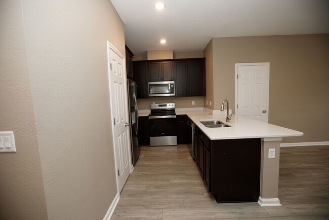 Foto del edificio - Like new 3 bedroom 2.5 bath townhome is Oa...