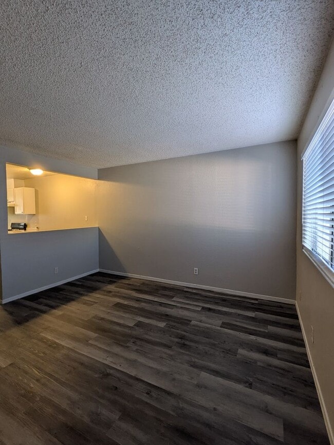 Foto del edificio - REMODELED 2 BEDROOM FOURPLEX UNIT