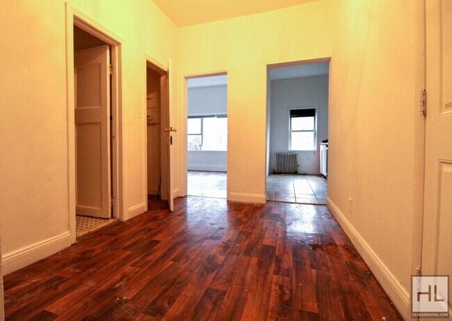 Building Photo - 2 BEDROOM ON ASTORIA PARK SOUTH