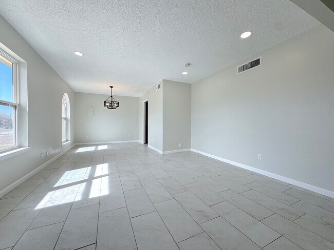 Foto del edificio - East El Paso 5bed/3Bath Refrig A/C with 2 Master Suites!