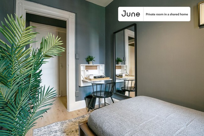 Foto del edificio - Private bedroom in 5 bed/1 bath Home