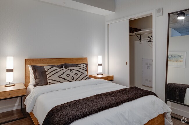 1BR, 1BA - 550SF - Edit at River North