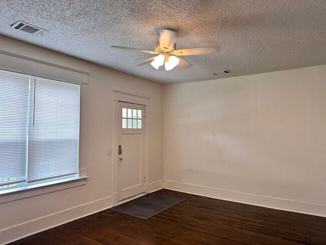 Building Photo - Spacious 2/2 Charmer in Eastside Historica...
